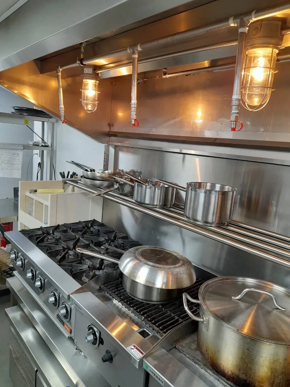 HoodSafer-munstycken över köksutrustning i ett restaurangkök