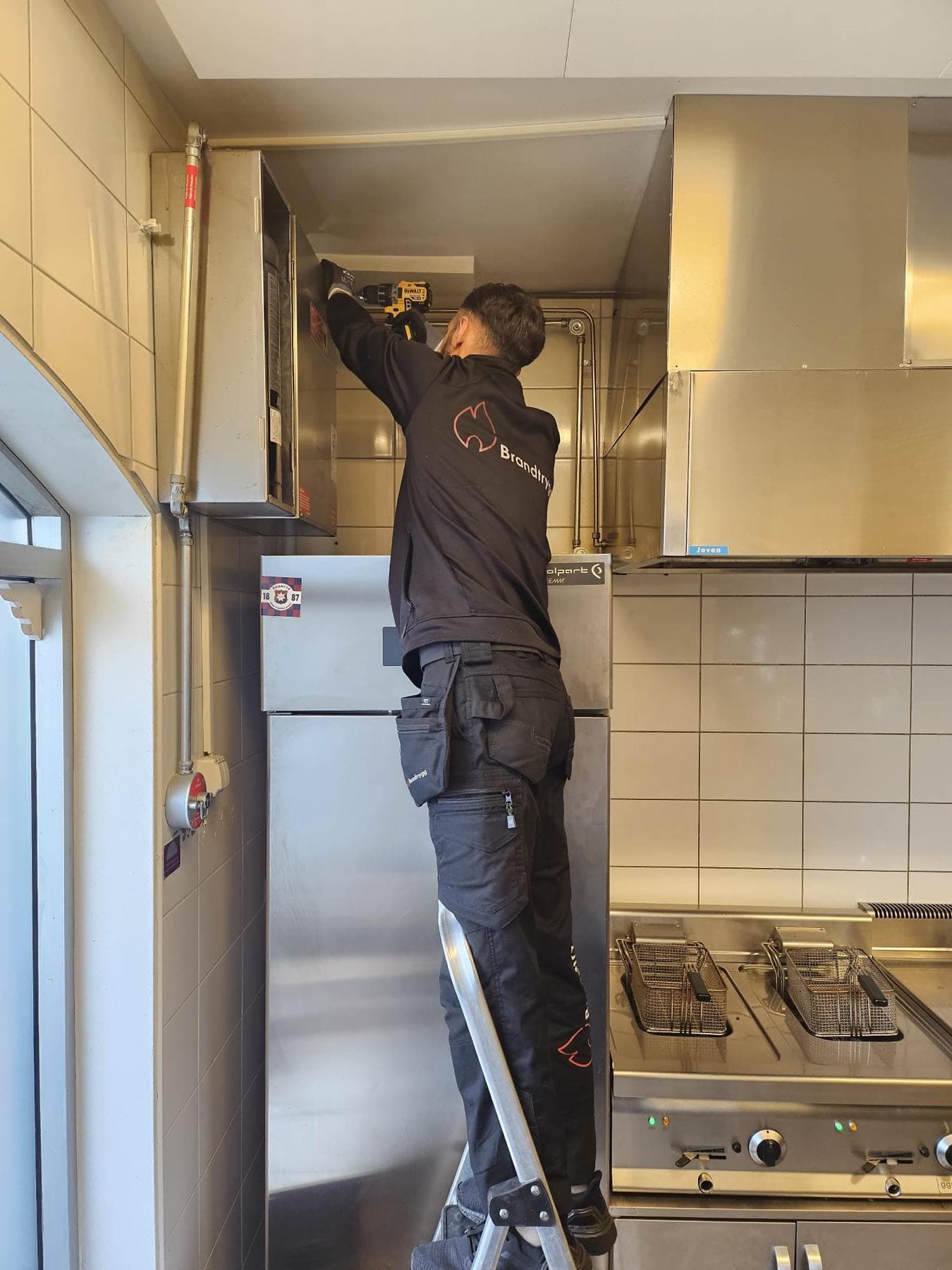 Tekniker arbetar med rör och installation i ett brandskyddssystem