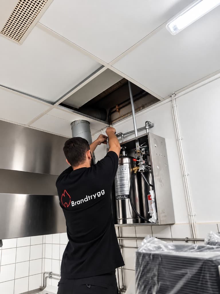 BrandTrygg-tekniker utför service på ett kökssläcksystem
