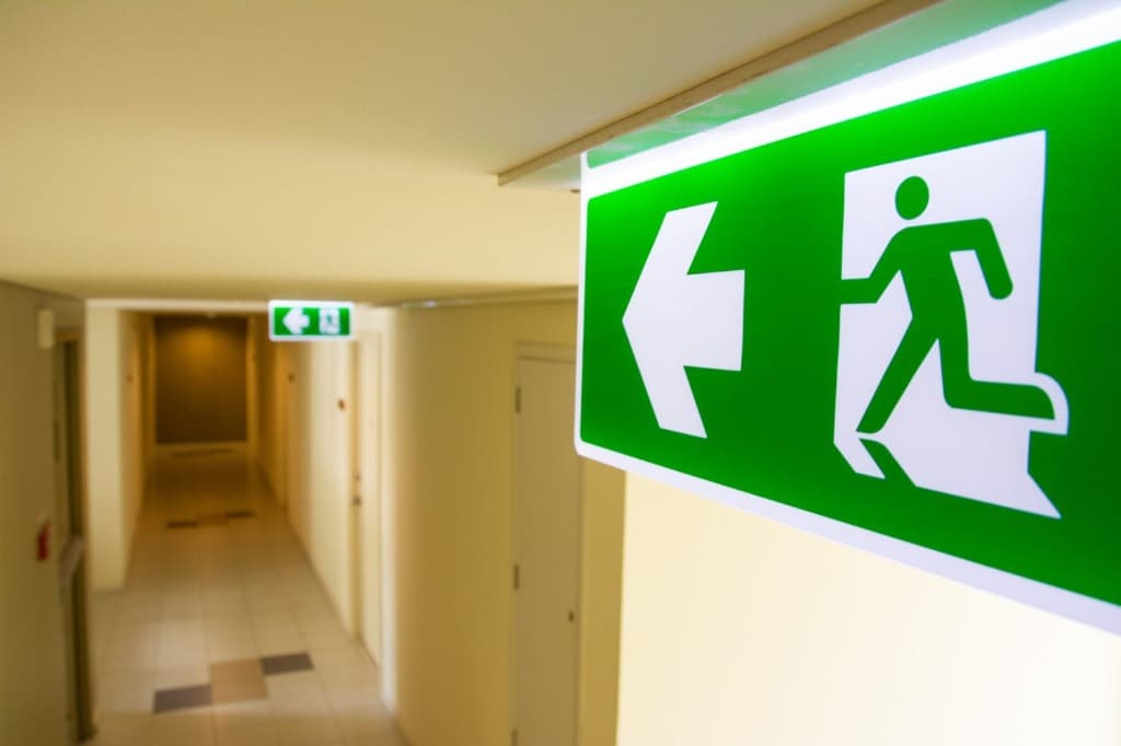 Lysande utrymningsskylt i en korridor
